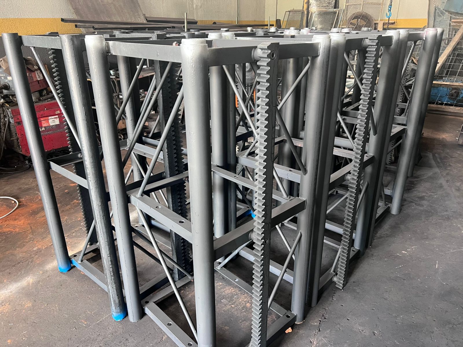 Fabricação de módulos para elevador cremalheira